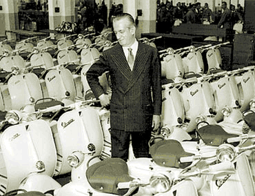 Enrico Piaggio nello stabilimento a Pontedera